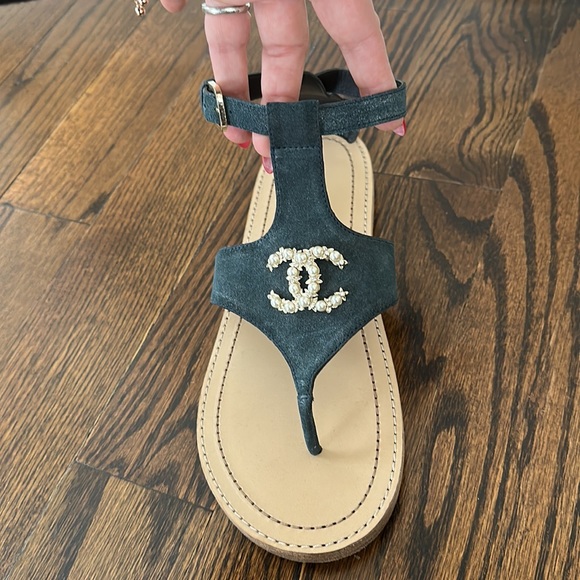 Chanel Navy Suede Thongs With Pearl Interlocking CC Size 40 - Picture 7 of 14